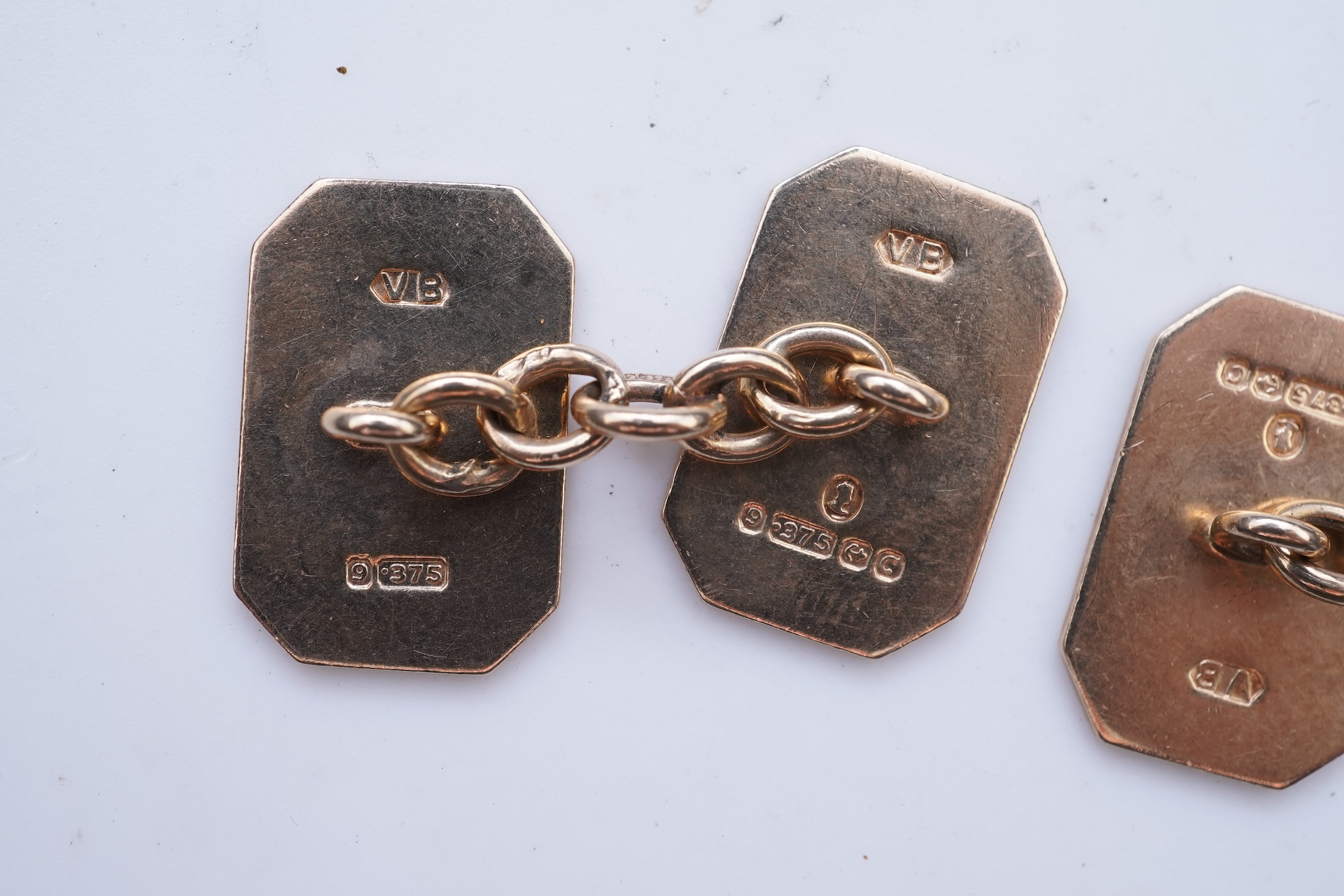A pair of 9ct gold cufflinks